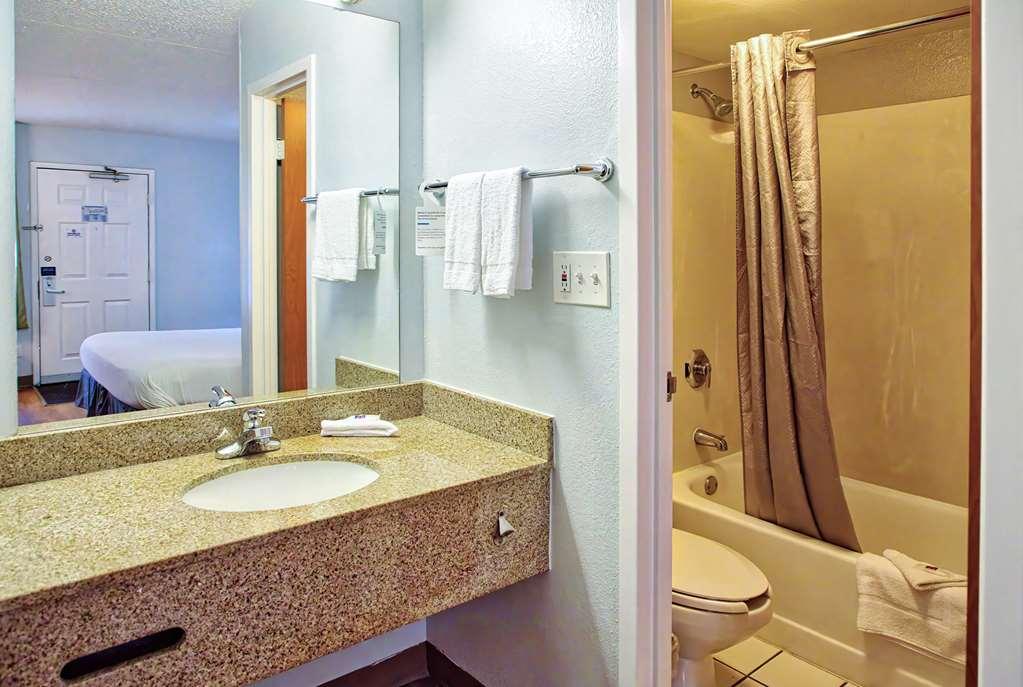 Hotel 6-buffalo, Ny - Airport - Williamsville