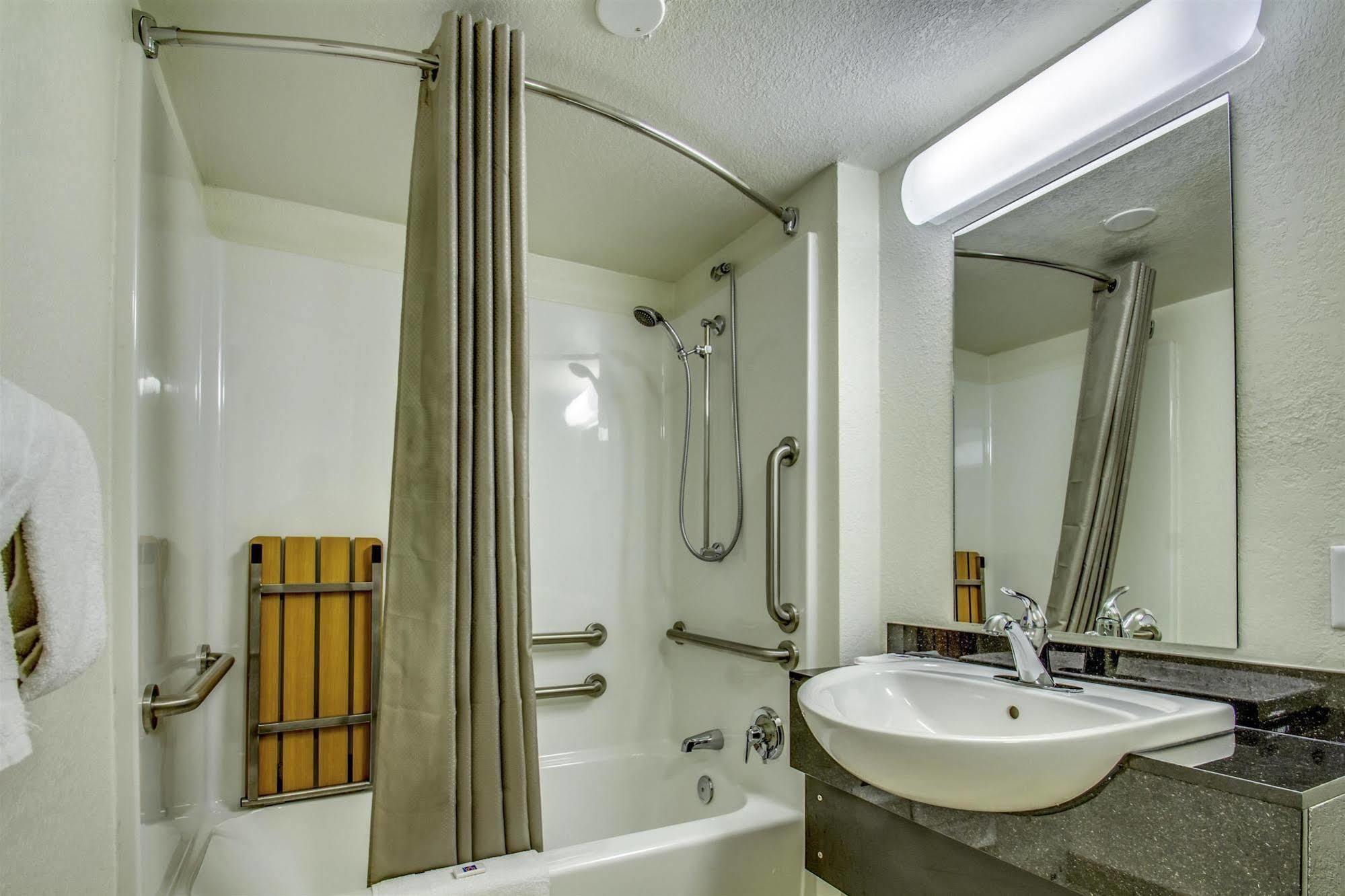 Hotel 6-buffalo, Ny - Airport - Williamsville