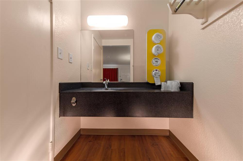 Hotel 6-buffalo, Ny - Airport - 2*